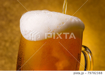 ビール　注ぐ　泡 79782388