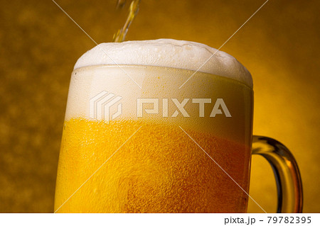 ビール　注ぐ　泡 79782395