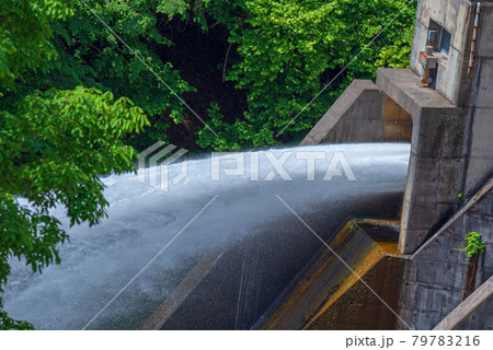 ダム放水 涼しさイメージ 霧積ダム 初夏の風景 ダム放水 涼しさイメージ 霧積ダム 初夏の風景 79783216