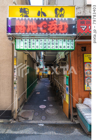 日本の横浜都市景観 4度目宣言下（東京）東京1271人。神奈川446人。横浜駅前の狸小路は…＝16日 79783403