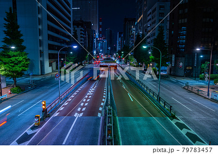 昭和通り　銀座　地下道　歩道　買い物　人混み　中央区　夜　午後　都心　東京　道路　高層ビル　車 79783457