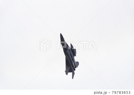 F-15戦闘機が急旋回しながら頭上を通過する光景 F-15戦闘機が急旋回しながら頭上を通過する光景 79783653