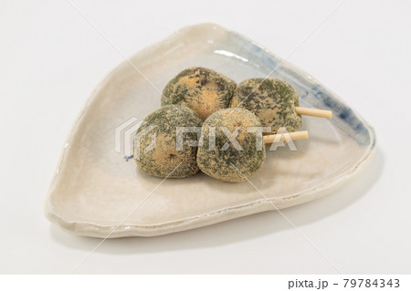 皿に盛ったよもぎ団子 79784343