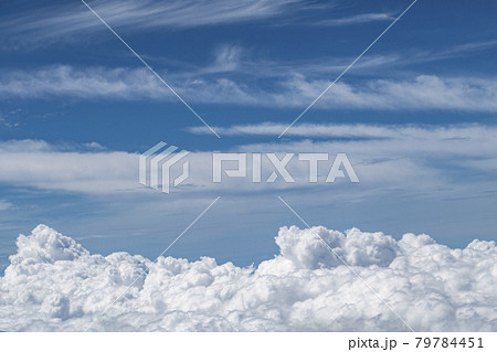 雲海　雲上　高度10000メートル　空　雲　快晴　飛行機　空撮　青空 79784451
