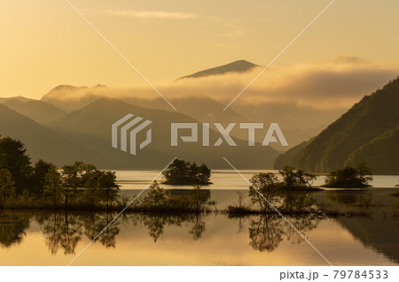 朝焼けと秋元湖 79784533