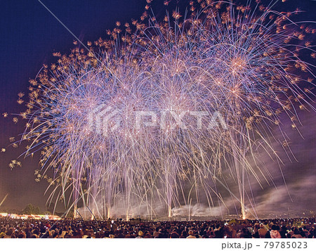 日本の夏はの夜空に美しく咲く花火大会 日本の夏はの夜空に美しく咲く花火大会 79785023
