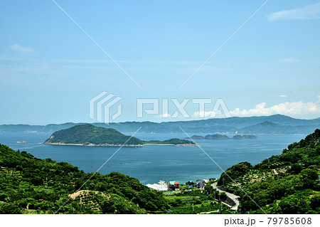 由良町衣奈集落・鷹島(左)・苅藻島(右)を望む 【和歌山県日高郡由良町】 由良町衣奈集落・鷹島(左)・苅藻島(右)を望む 【和歌山県日高郡由良町】 79785608