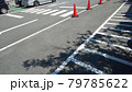 晴れた日の駐車場の地面 79785622