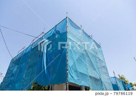 住宅工事現場の足場 79786119