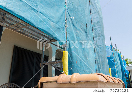 住宅工事現場の足場 79786121