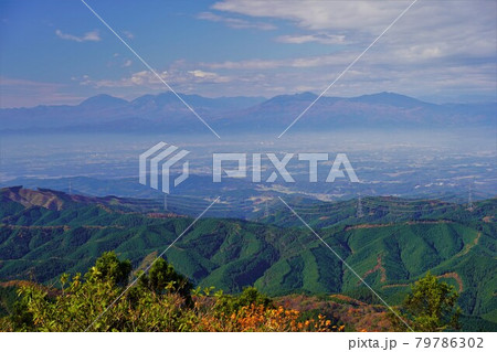 八溝山頂展望台からの日光連山と高原山 79786302