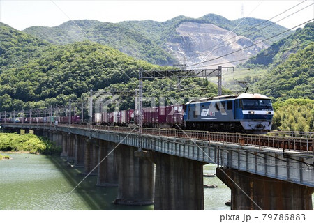 山陽本線　吉井川橋梁を通過する長大貨物列車 79786883