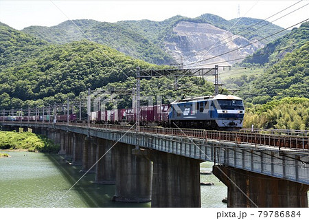 山陽本線　吉井川橋梁を通過する長大貨物列車 79786884