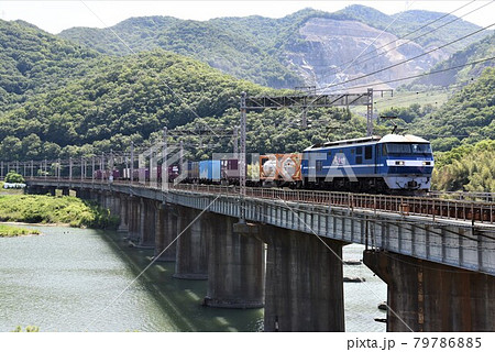 山陽本線　吉井川橋梁を通過する長大貨物列車 79786885