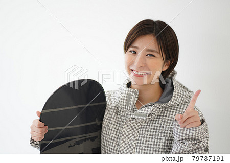 スノーボードウェアの女性 79787191