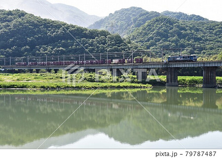 山陽本線　吉井川橋梁を通過する長大貨物列車 79787487