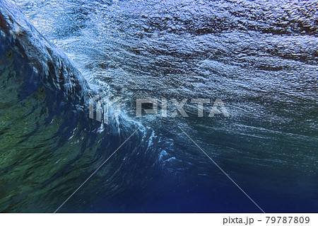 Ocean wave, underwater shot 79787809