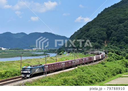 岡山県大河　吉井川を背景に　山陽路を快走する長大貨物列車 79788910