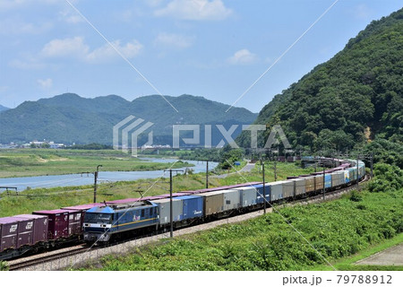 岡山県大河 吉井川を背景に 長大貨物列車の離合の瞬間 岡山県大河 吉井川を背景に 長大貨物列車の離合の瞬間 79788912