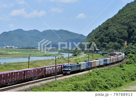 岡山県大河 吉井川を背景に 長大貨物列車の離合の瞬間 岡山県大河 吉井川を背景に 長大貨物列車の離合の瞬間 79788913