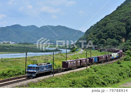 岡山県大河 吉井川を背景に 山陽路を快走する長大貨物列車 岡山県大河 吉井川を背景に 山陽路を快走する長大貨物列車 79788914