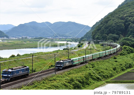 岡山県大河　吉井川を背景に　山陽路を快走専用貨物列車 79789131