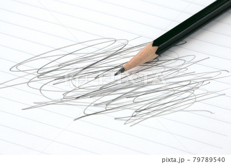 ぐちゃぐちゃ書きをされたノートと鉛筆 79789540