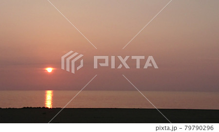 海に沈む夕焼け 海に沈む夕焼け 79790296
