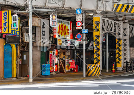 東京都 千代田区 神田 鍛冶町 神田駅 午前 夏 昼 サラリーマン 居酒屋 せんべろ オフィス街の写真素材