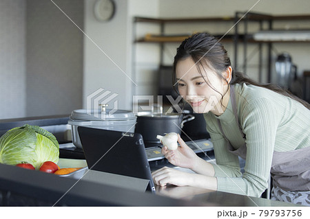 キッチンの女性　 79793756