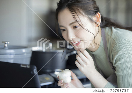 キッチンの女性 キッチンの女性 79793757