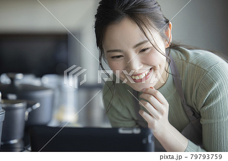 キッチンの女性　 79793759