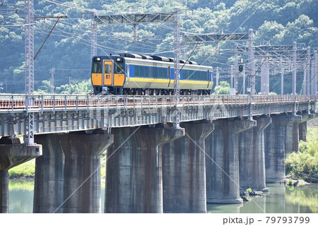 山陽本線 吉井川橋梁を快走する特急気動車 山陽本線 吉井川橋梁を快走する特急気動車 79793799