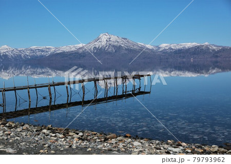 支笏湖と恵庭岳（北海道千歳市） 79793962
