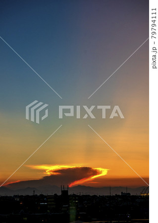 秩父山塊の彼方に日は沈み、雲が赤く燃える初夏の関東地方 79794111