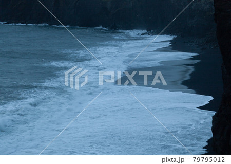 The waves of the atlantic ocean are lapping on the volcanic black beach, Iceland 79795012