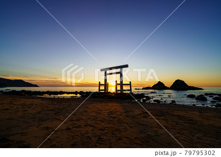 糸島市二見ケ浦の夕景及び夜景 79795302