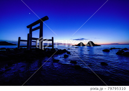 糸島市二見ケ浦の夕景及び夜景 糸島市二見ケ浦の夕景及び夜景 79795310