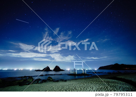 糸島市二見ケ浦の夕景及び夜景 糸島市二見ケ浦の夕景及び夜景 79795311