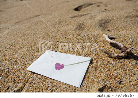 風化する思い出のイメージで砂の上に置かれた古いラブレター 風化する思い出のイメージで砂の上に置かれた古いラブレター 79796567