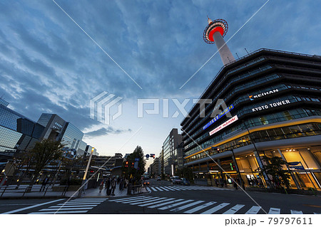 京都駅前の風景　夜景 79797611