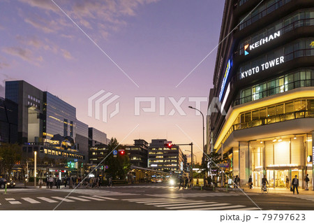 京都駅前の風景　夜景 79797623