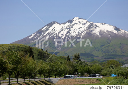 残雪の残る初夏の岩木山 残雪の残る初夏の岩木山 79798314