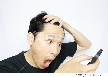 おでこの広い日本人男性のクローズアップ おでこの広い日本人男性のクローズアップ 79798720