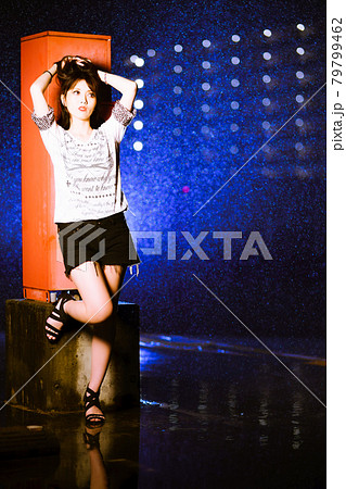 雨の中で夜遊びする派手目な女子 雨の中で夜遊びする派手目な女子 79799462