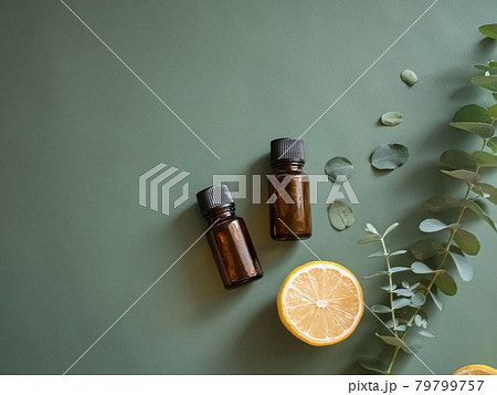 レモンやオレンジ柑橘系とユーカリの葉。リラックス・アロマの香り。 79799757