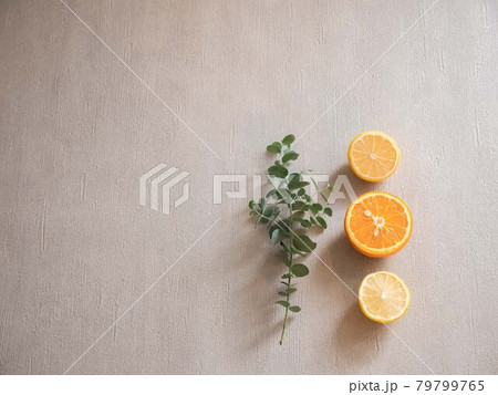 レモンやオレンジ柑橘系とユーカリの葉。リラックス・アロマの香り。 レモンやオレンジ柑橘系とユーカリの葉。リラックス・アロマの香り。 79799765