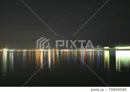 バンク－バーダウンタウンを背景に写した星軌道の写真　　バンク－バー　ブリティッシュコロンビア　カナダ 79800086