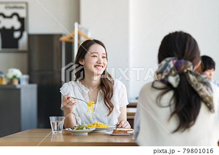 カフェで友達とパスタを食べる女性 79801016