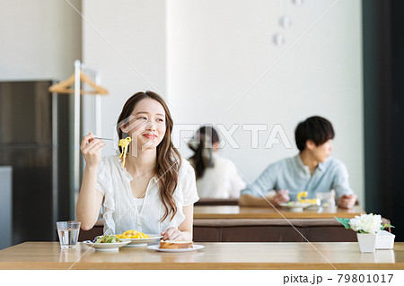 カフェでパスタを食べる女性 カフェでパスタを食べる女性 79801017